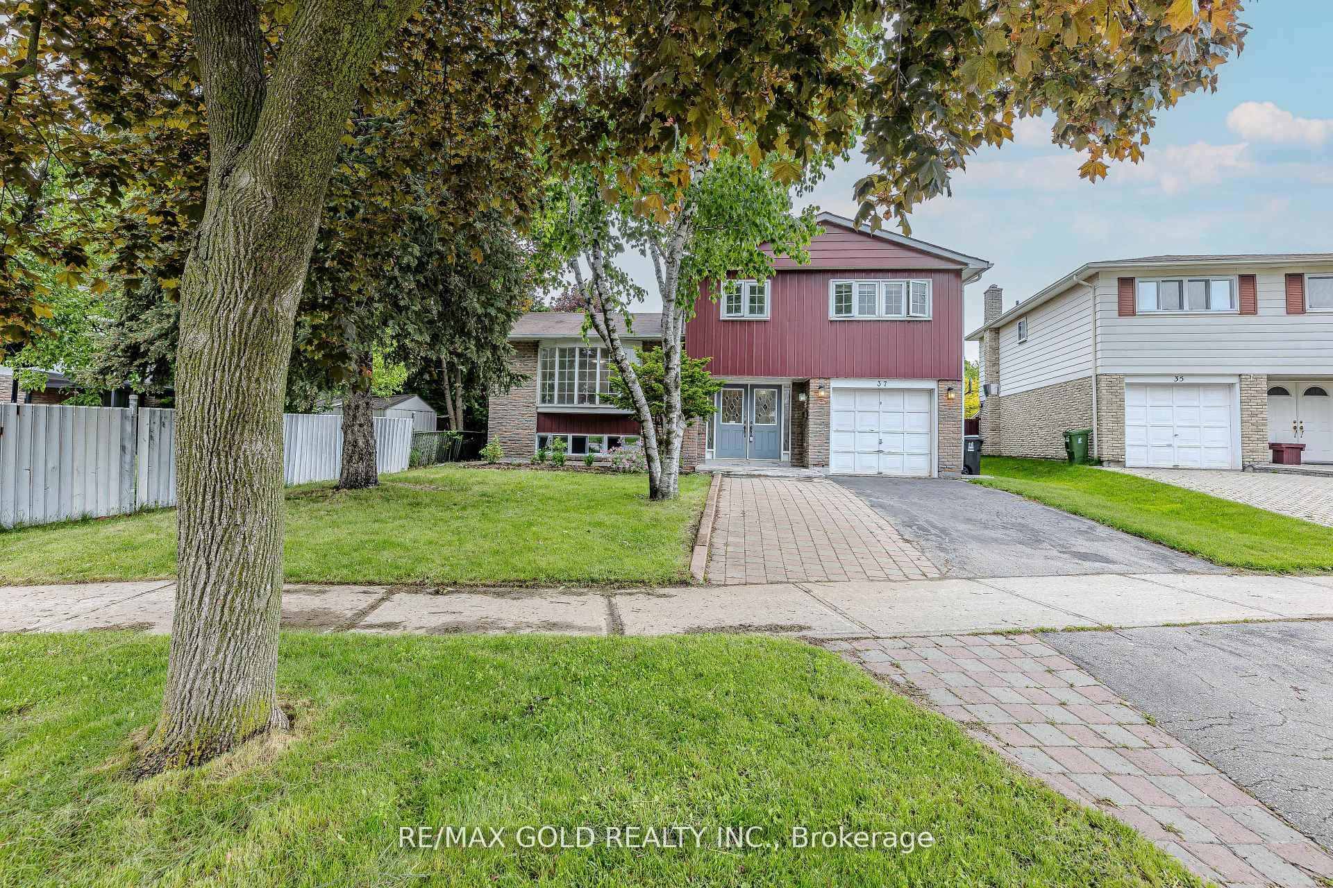 Welcome to this spacious, bright, and functional detached side split home in the highly sought after L'Amoreaux community !