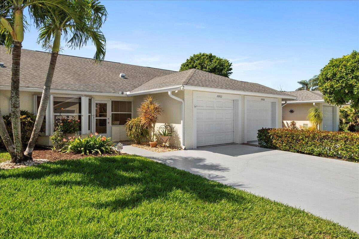 Nestled in the heart of Hobe Sound, just west of US 1, this charming 2 bedroom, 2 bathroom single story residence is in the welcoming 55 community of Sea Pines.