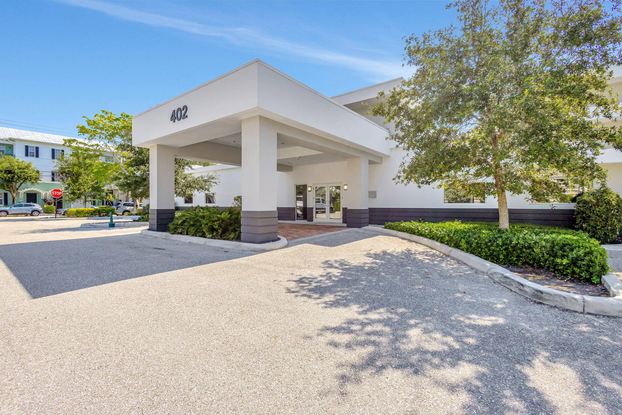 Prime 5, 194 SF commercial building located directly on Federal Highway, just four blocks from Atlantic Avenue in the heart of Delray Beach.