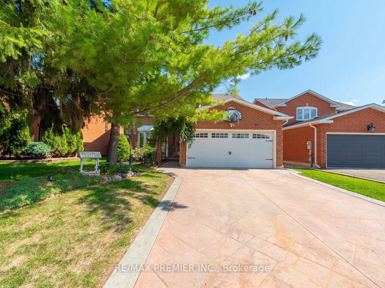 RARELY OFFERED RAVINE RAVINE RAVINE RARE FIND ON A QUIET CRESCENT LOCATION MIDPARK BUILT 3 BEDROOM HOME WITH A FULLY FINISHED BASEMENT WITH A 4TH BEDROOM amp ; REC ROOM ...