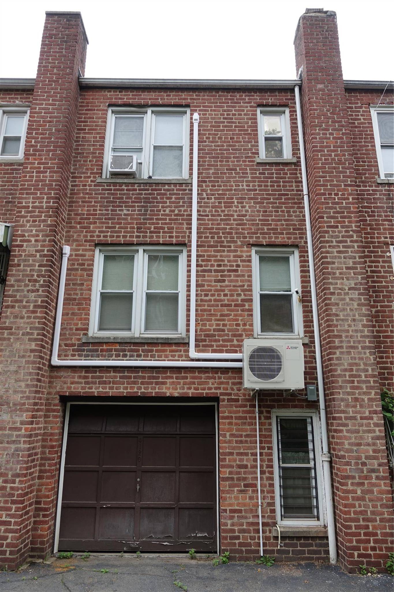 Discover this charming all brick single family home in Northeast Bronx, ready for YOU to make it yours !