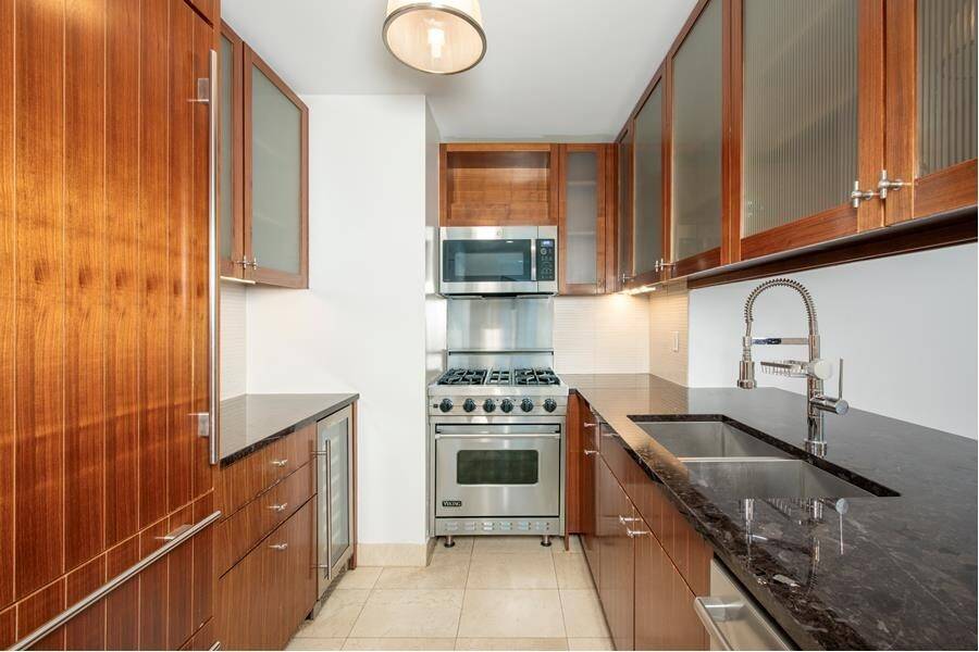 Beautiful Condo ! You will know by the exquisite stone, masonry and glass exterior designed by Davis Brody Bond, this is no ordinary building !
