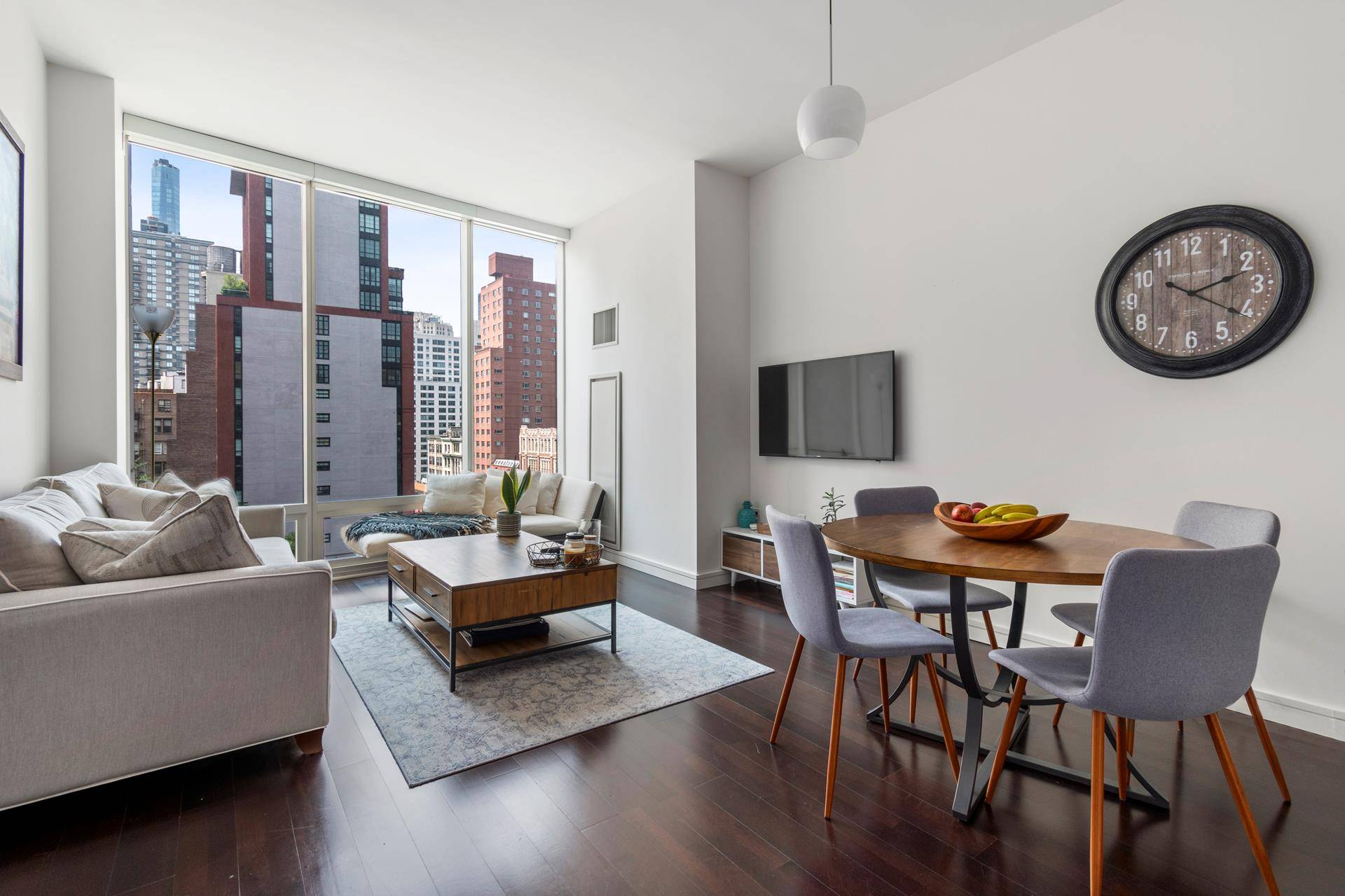 Occupied Apartment Please provide 24 hours notice.