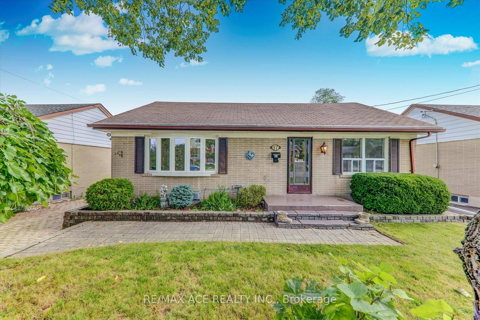 Welcome to Detached bungalow in the Highly Sought after Riverview Heights Neighbourhood, next to many newbuilds.