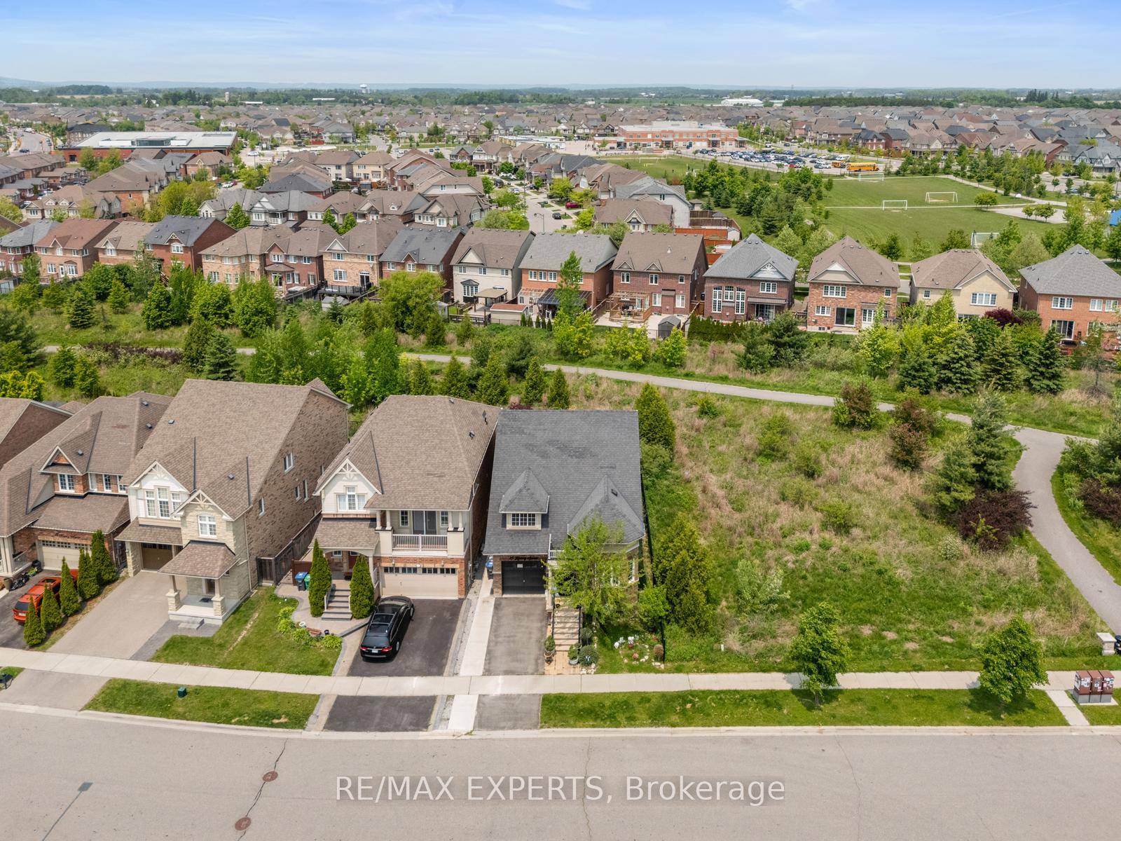 Absolutely stunning BUNGALOFT 2 Bedrooms On the Main Floor in a highly sought after Caledon neighbourhood !
