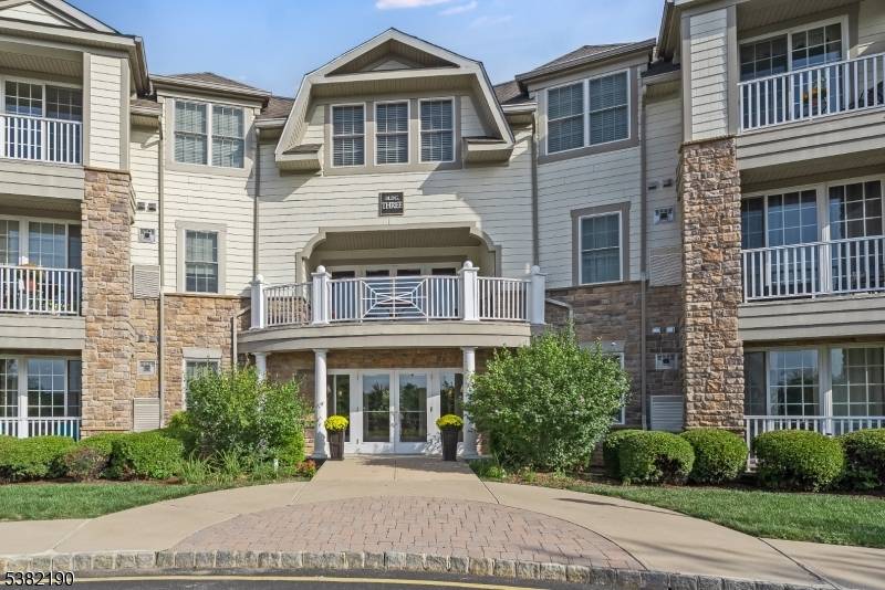 For buyers looking for single story living, first floor access to your own front door, and resort style amenities, this home has it all !