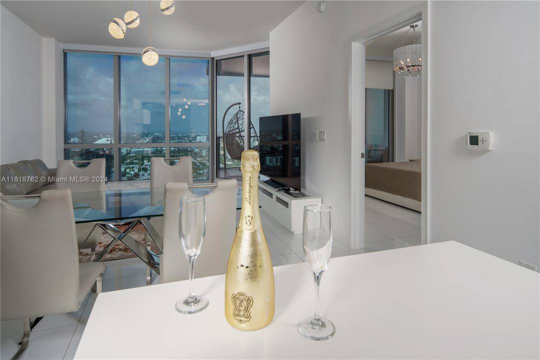 Welcome to this luxurious apartment in the vibrant heart of downtown Miami at Paramount Miami Residences, the premier building of Miami Worldcenter.