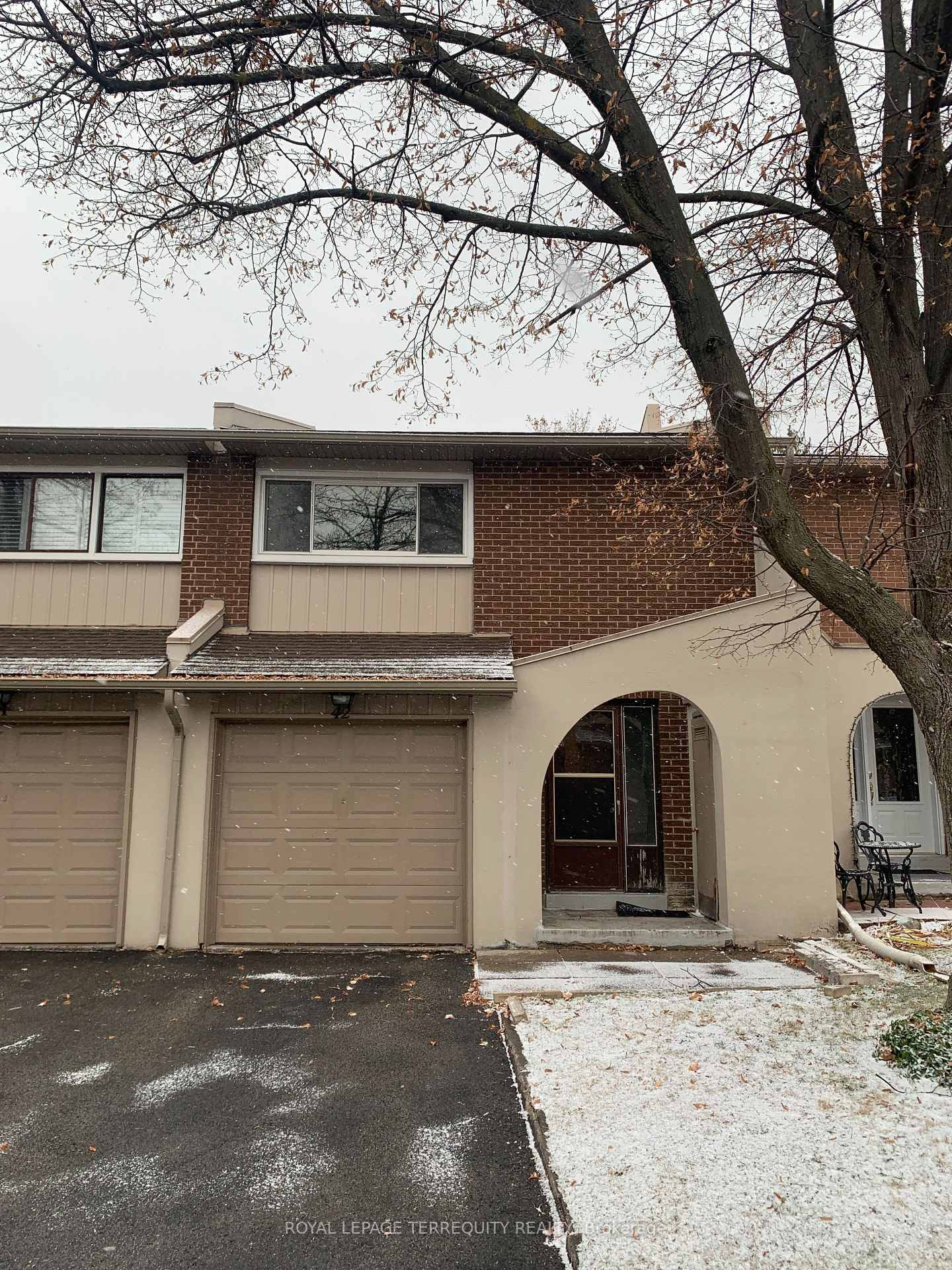 Discover the perfect blend of modern comfort and convenience at 1180 Mississauga Valley Blvd !