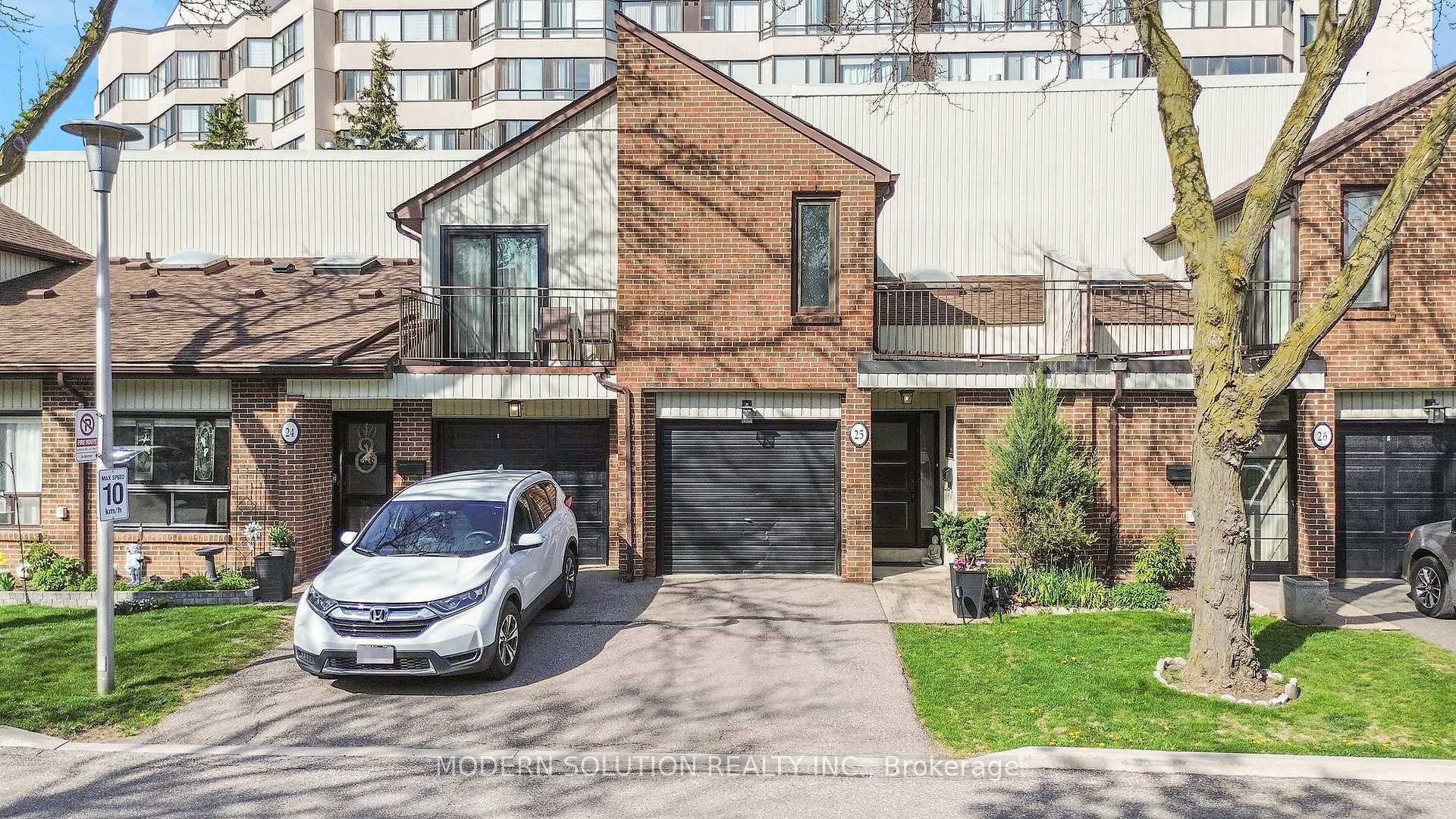 Welcome to 25 1021 Cedarglen Gate, a rarely offered 3 bedroom townhouse in the sought after Erindale area !