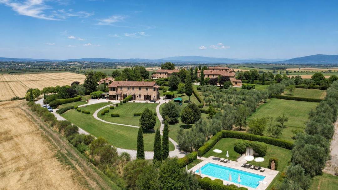 An elegant farmhouse with a private swimming pool, two separate dwellings and panoramic views of the Tuscan hills, just a few minutes from Cortona.