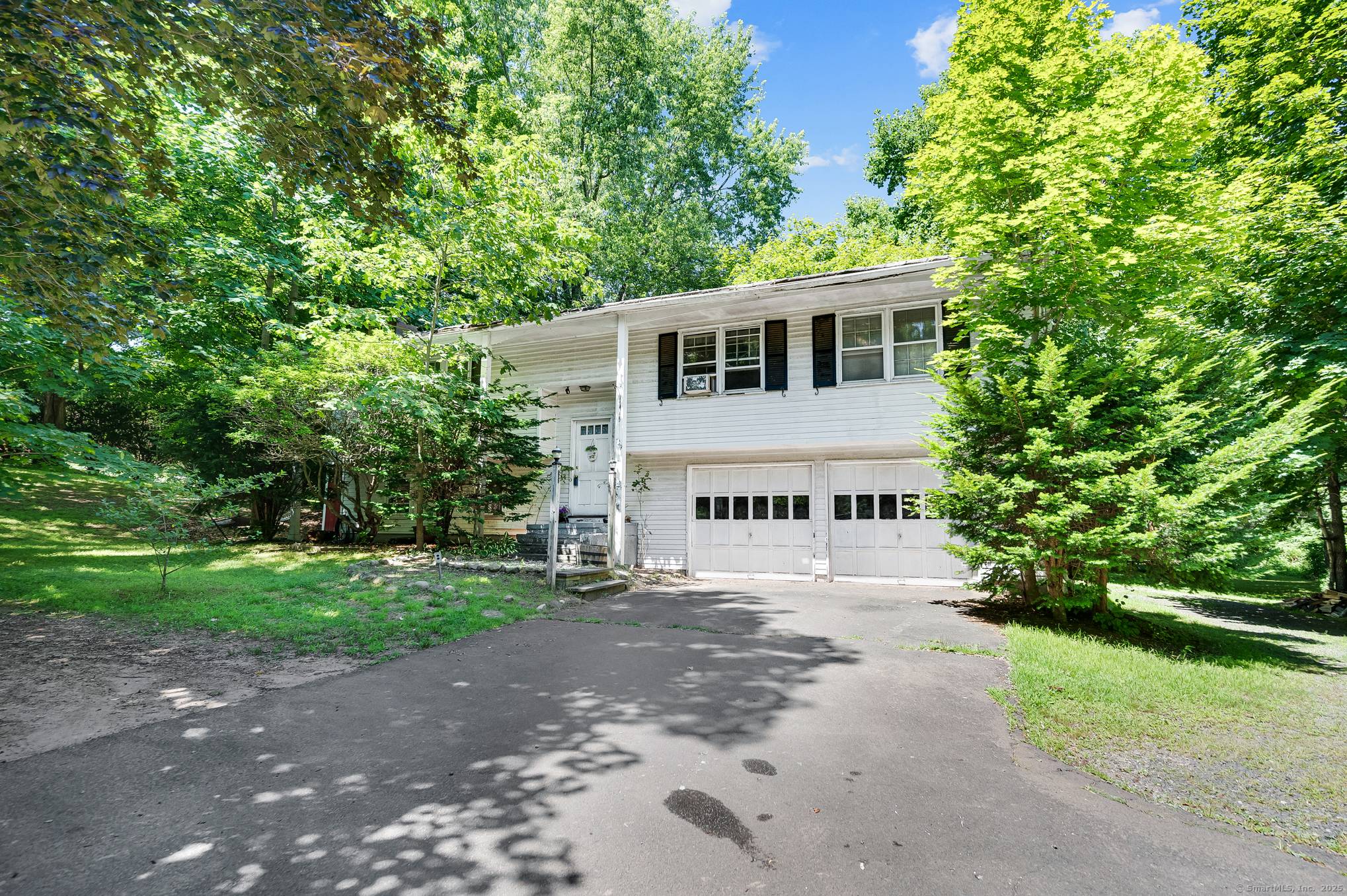 INVESTORS BUYERS With some updating, you can turn this house into a home !