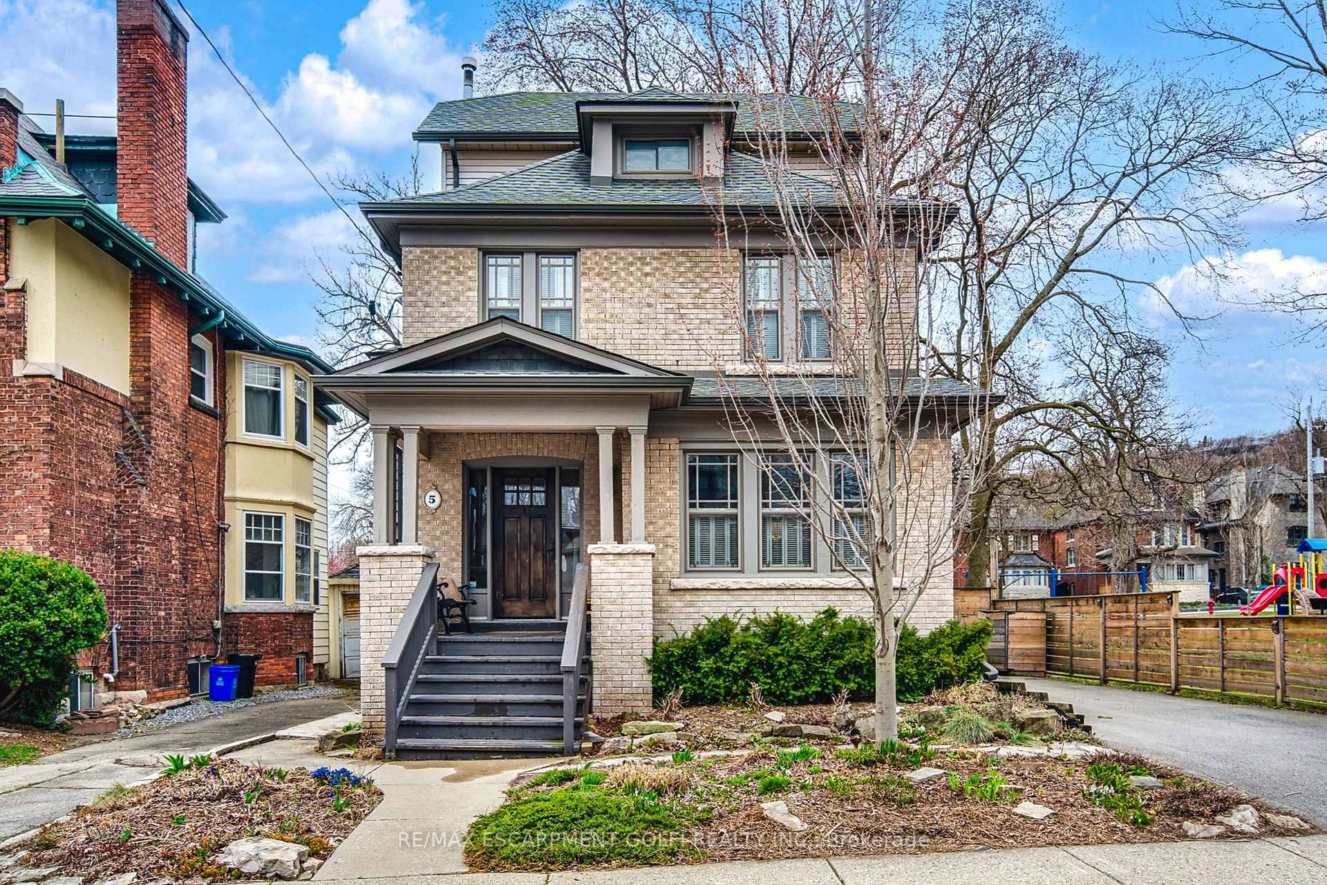 Welcome to this absolutely stunning, fully renovated 3 storey detached home, nestled in the heart of the highly sought after Kirkendall community.