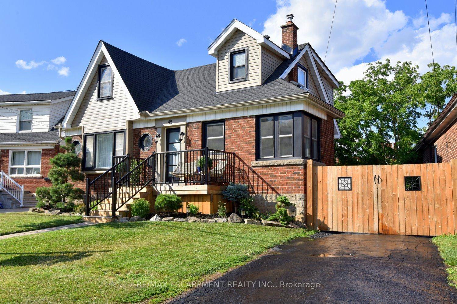 FAMILY LIVING AT IT'S BEST Solid Brick Home in Highly Desirable Rosedale Neighbourhood.