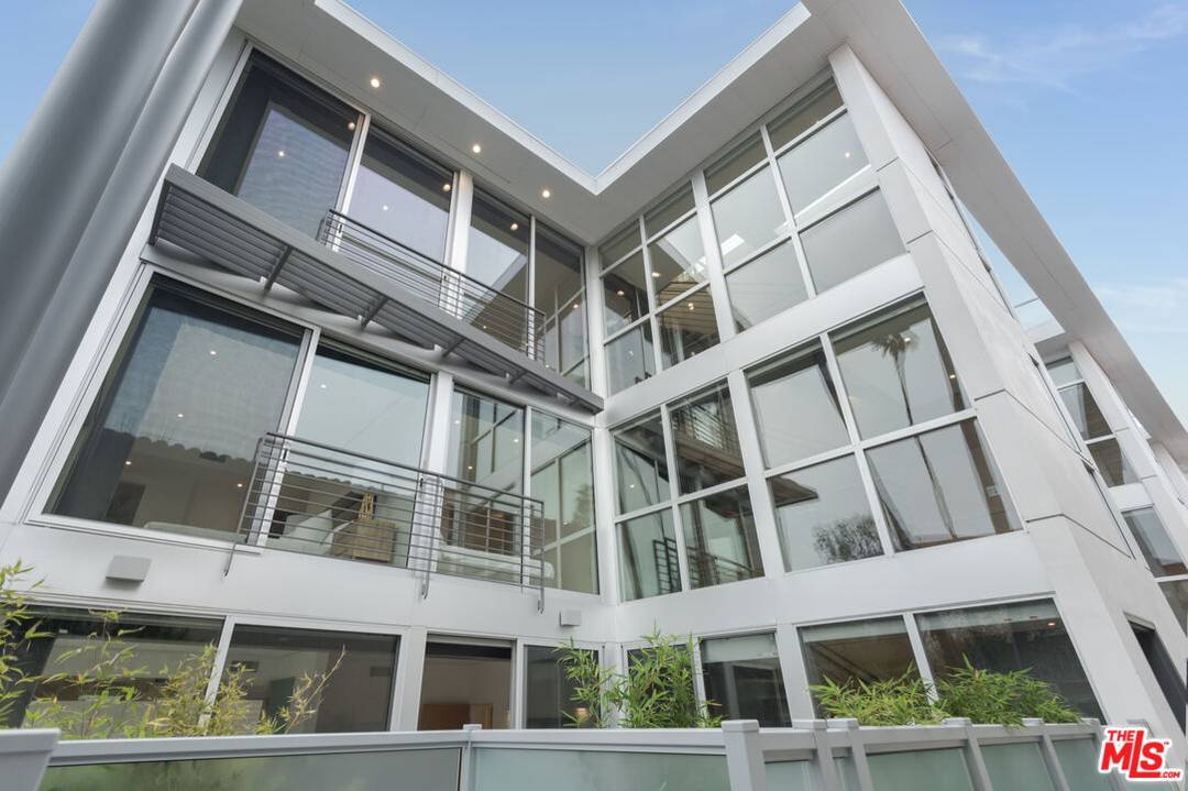 11962 GORHAM AVE 3BR Brentwood La