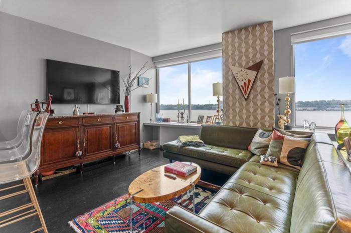 This stunning Junior 4 convertible 2 bedroom features an excellent layout, beautiful finishes and breathtaking views of the Hudson River from every room !