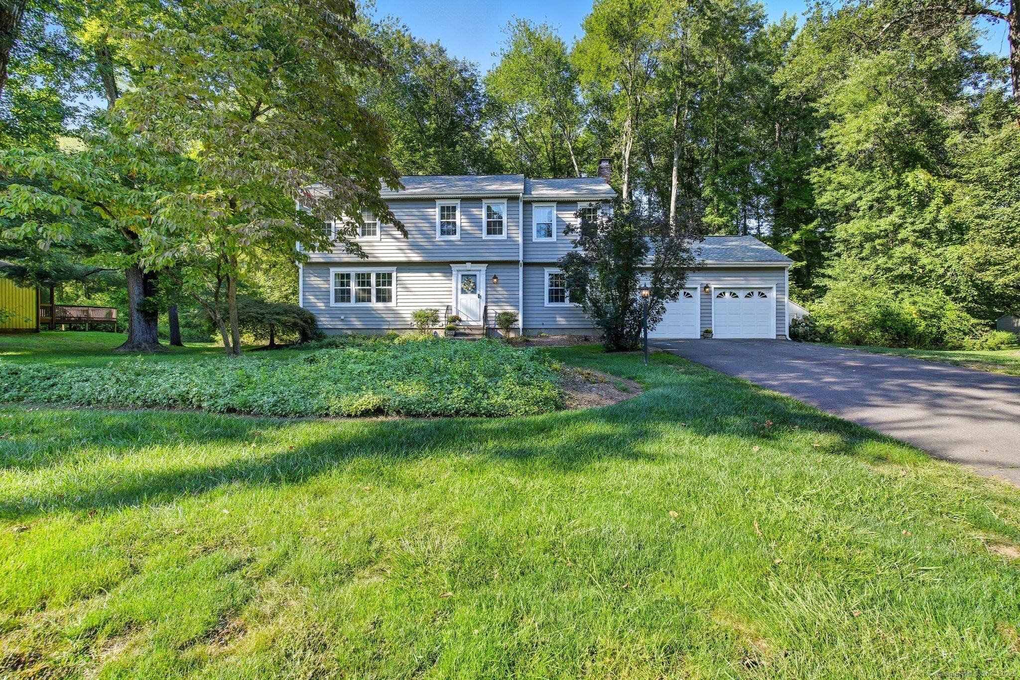 This stunning 10 room Colonial offers 2, 500 sq.