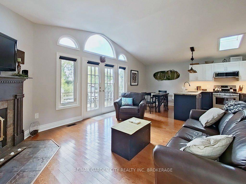 This well maintained bungalow is just spotless in a quiet neighbourhood, close to the Pen Center and the 406.