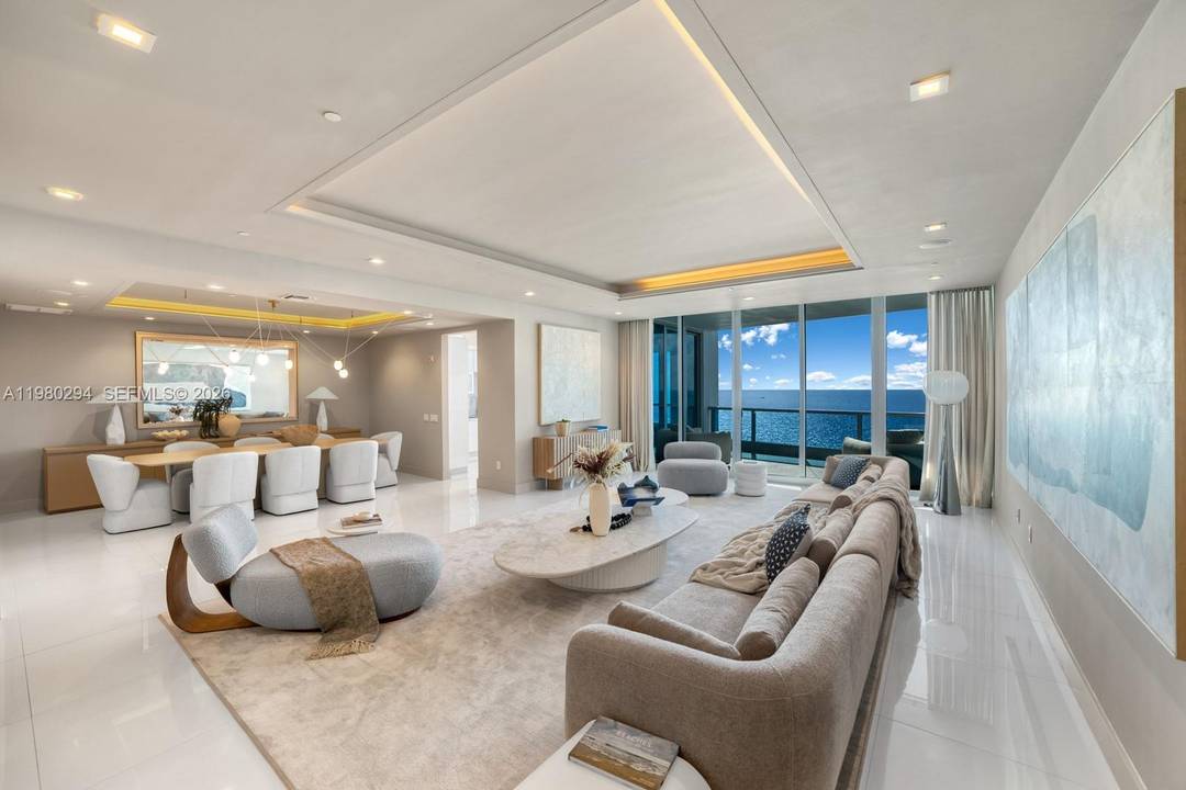 A spectacular residence in the sky at the iconic Bath Club.