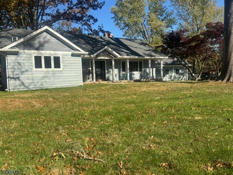 Completely renovated in town ranch !