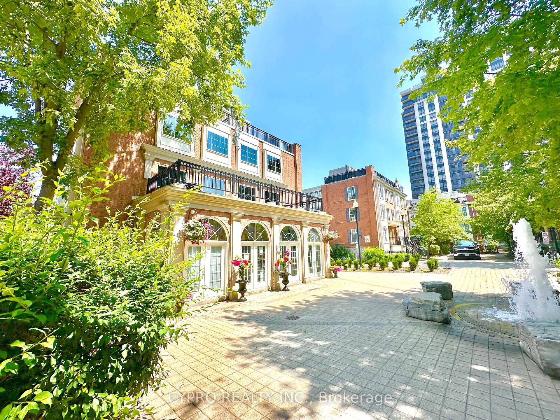 Stylish 2 Bedroom Den Townhome Nestled in the Vibrant Yonge amp ; Sheppard Neighbourhood !