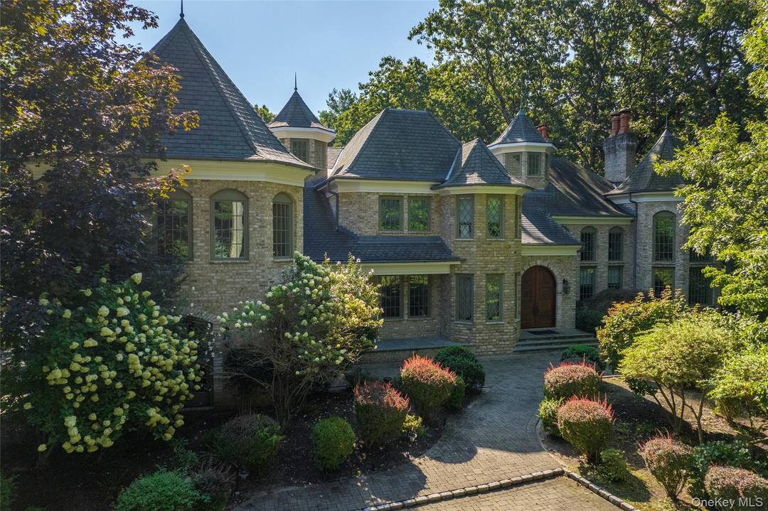 Timeless Elegance in the Heart of Muttontown.