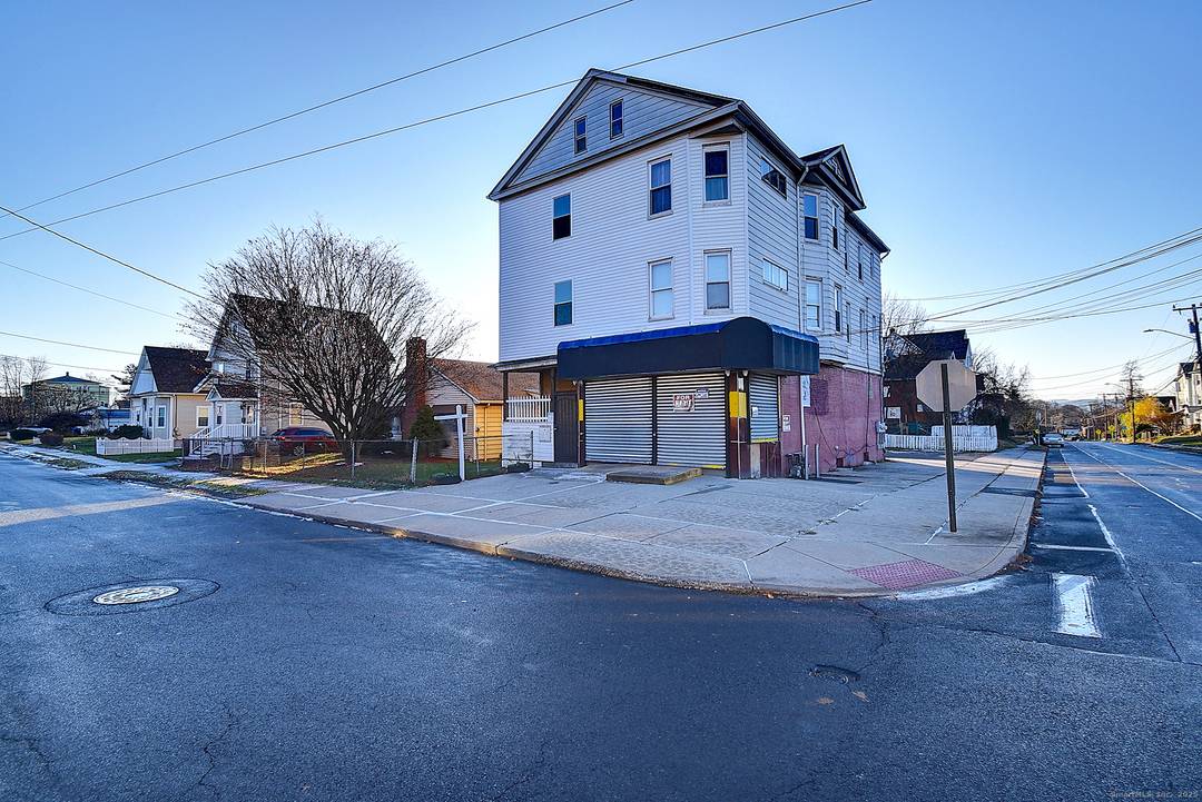 ATTN Investors ! Welcome to this turn key 3 unit mixed use building.
