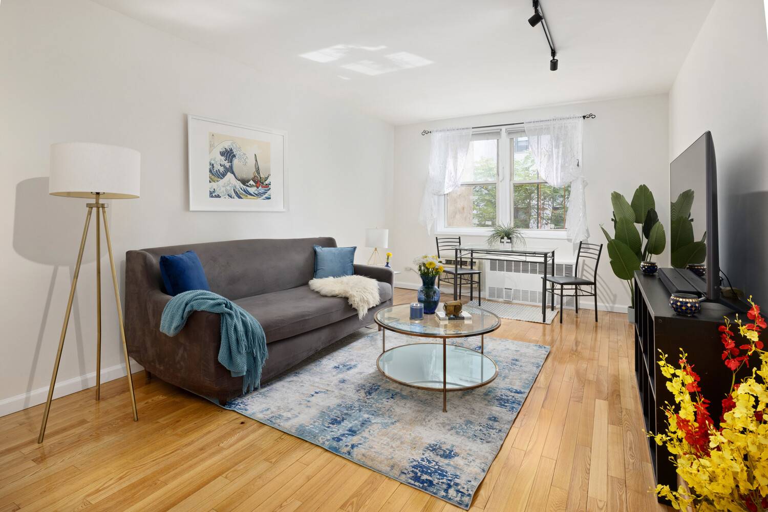 High Floor Corner Renovated Move in Ready this Generous One Bedroom has Triple Exposures, S, E amp ; N making this space open amp ; airy, allowing sunlight to stream ...