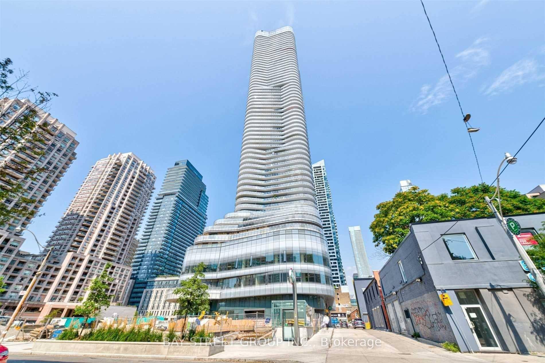 Client RemarksWelcome to the luxurious condo Wellesley On The Park !