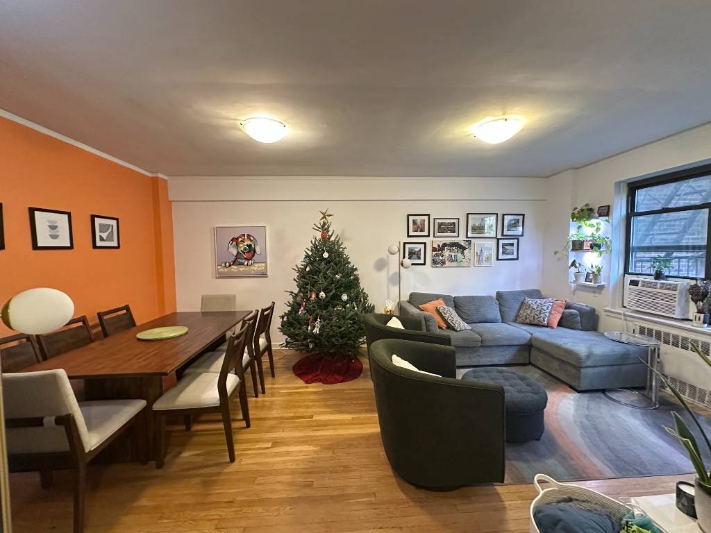 Just steps from Central Park, this beautifully designed 1 bedroom apartment offers the perfect blend of space and style conveniently located on a beautiful tree lined block in the heart ...