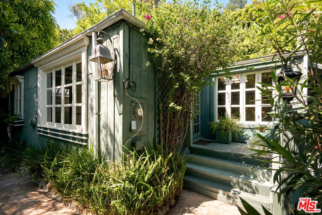 6149 W Glen Holly St 2BR Hollywood Hills East La