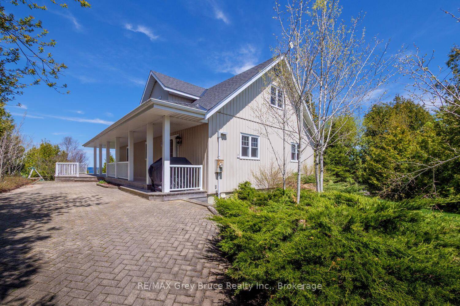 Welcome to your dream waterfront property in the heart of Tobermory.