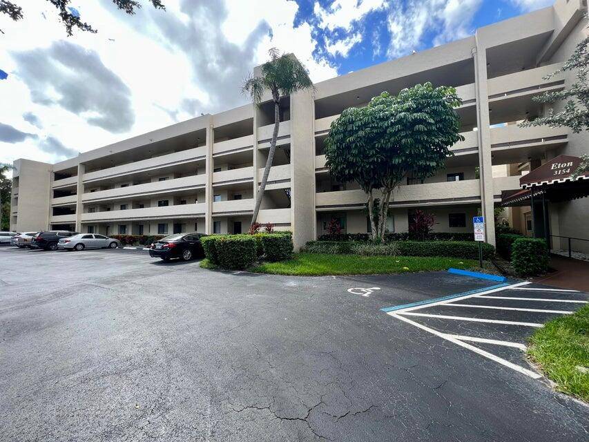 Spacious 2 bedroom, 2 bathroom condo located in a great community !