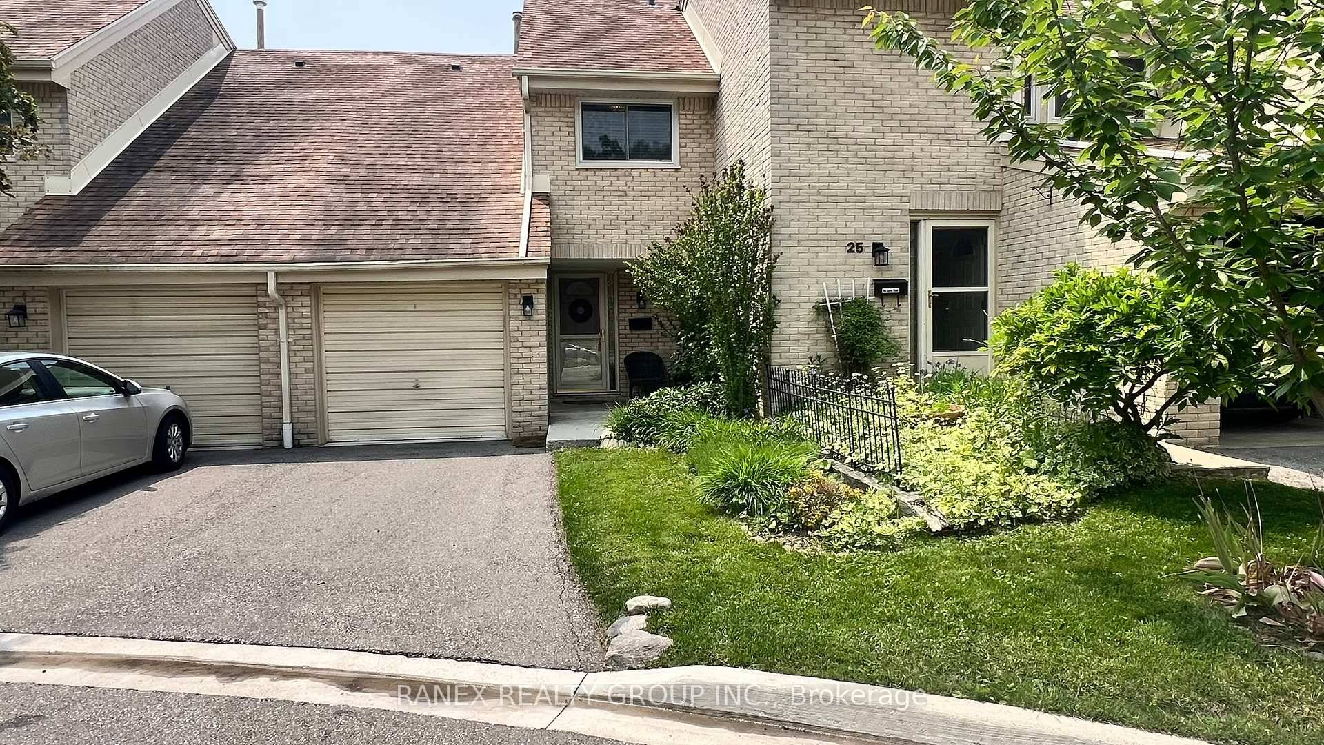 Beautiful home located in one of the best Townhome Complex in Mississauga on a quiet Cul de sac, Kids friendly with community of many young families with kids.