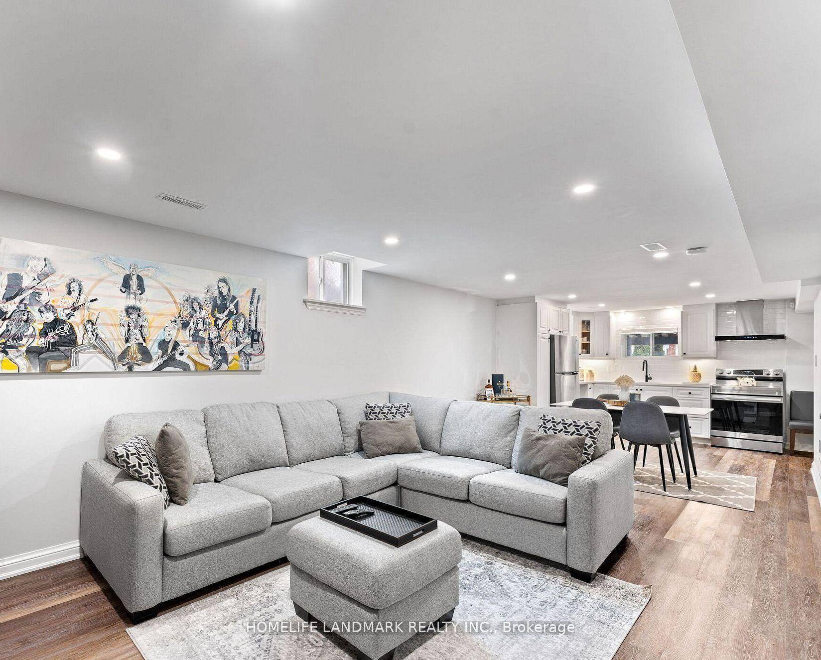 Welcome to 32 Presidential St located in a prime East Woodbridge location.