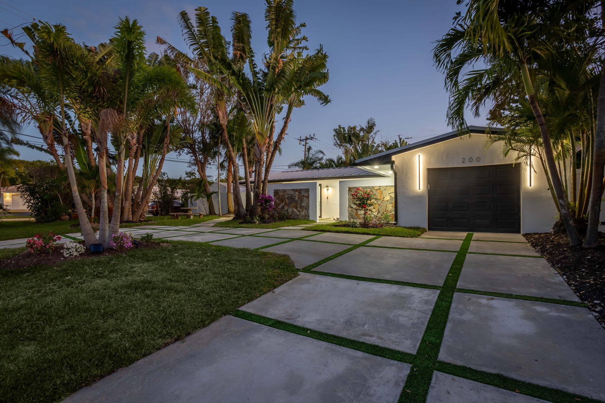 Luxury Fully Renovated Smart Home in East Boca Raton No HOA Turnkey Move In ReadyExperience the pinnacle of South Florida living in this fully renovated 3 bedroom, 2 bathroom Smart ...
