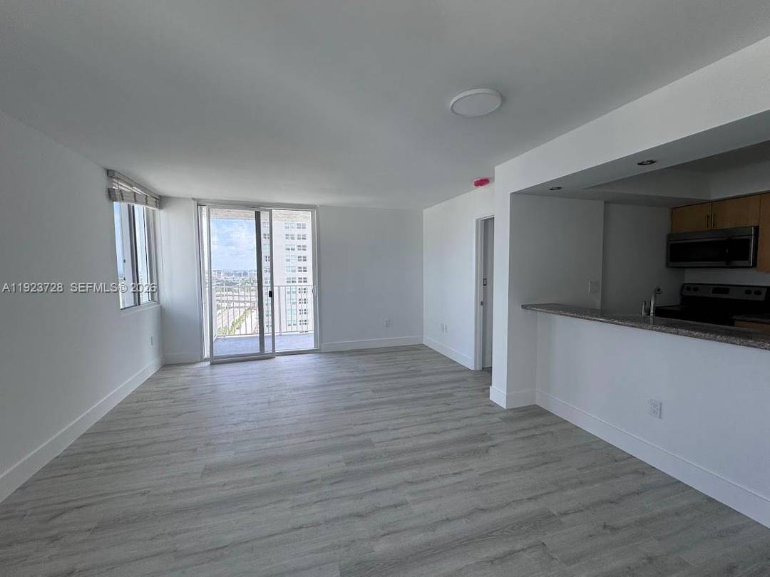 Experience urban living with this 2 bedroom, 2 bathroom corner unit with renovated bathrooms and a nice view, located in Miami's Downtown, dynamic Arts amp ; Entertainment District.