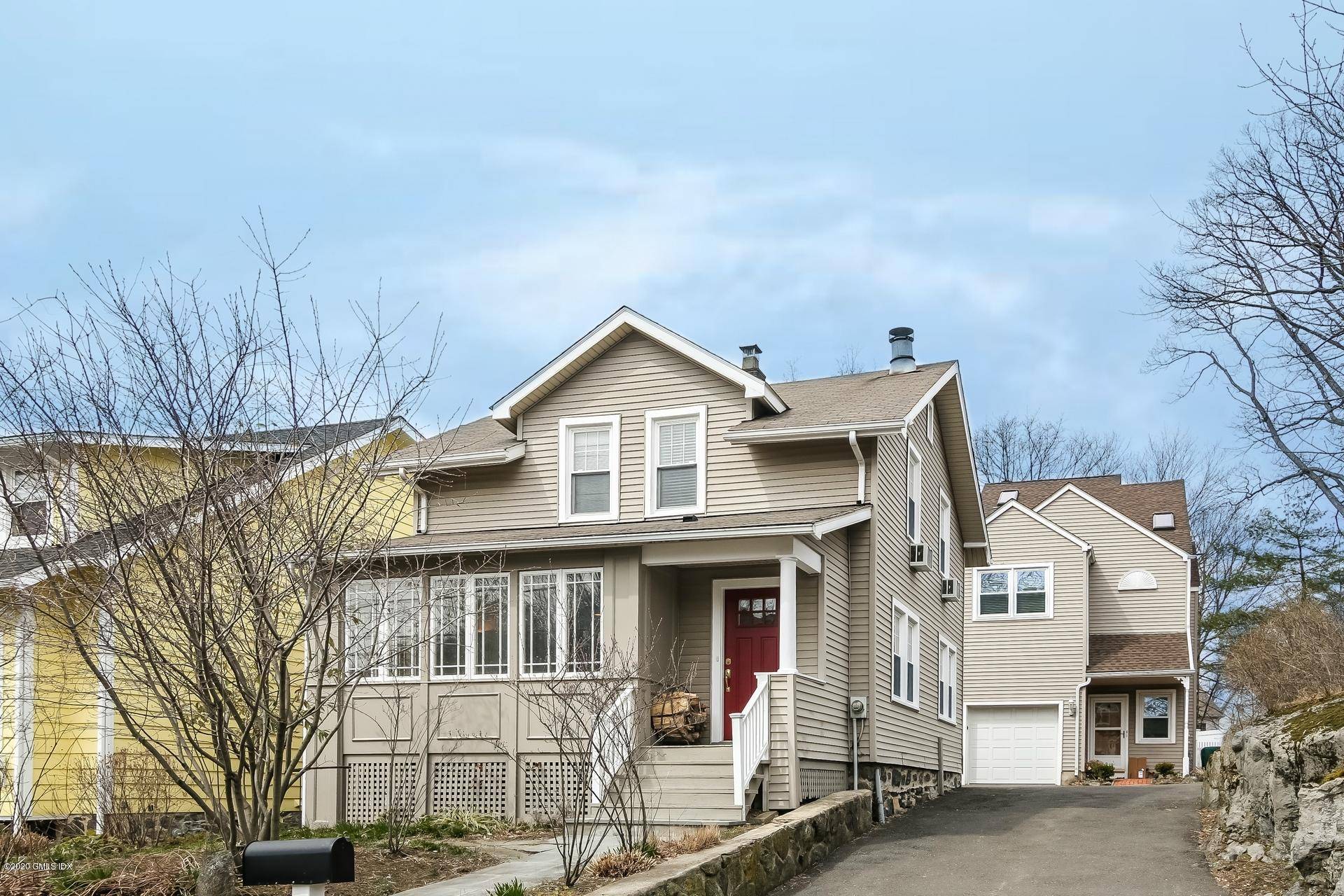Move in ready ! A wonderful spacious 3 bedroom single family house, close to schools, shops restaurants Byram beach.
