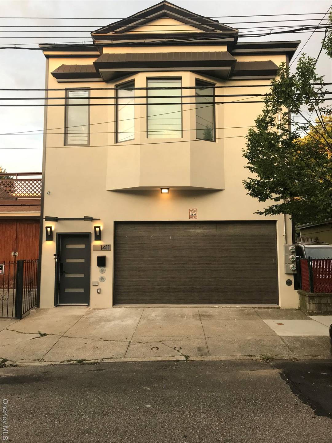 Open space for rent located in the prime location of college point.