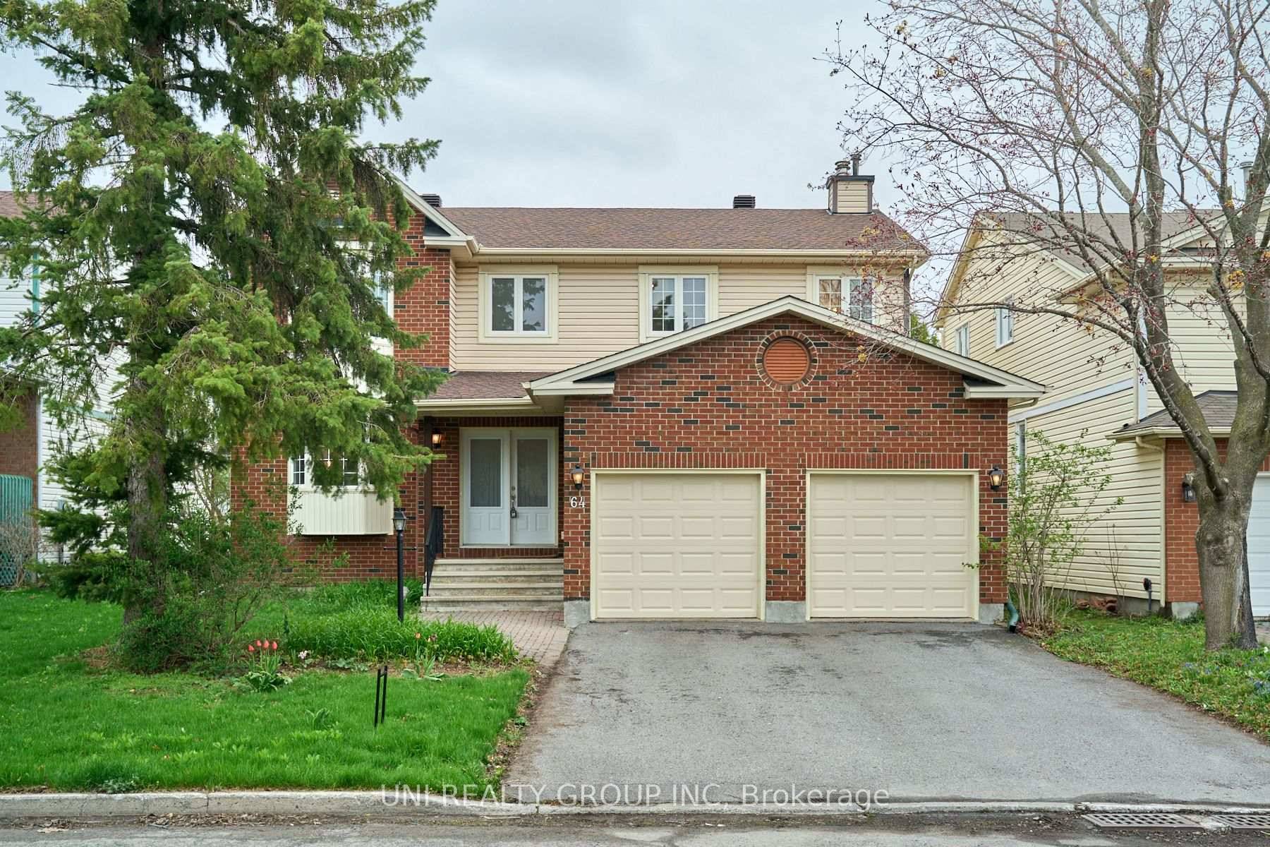 Open House May 11st, Sunday 1 4pm Welcome to this beautiflu, move in ready detached home in the heart of family friendly Hunt Club Park.