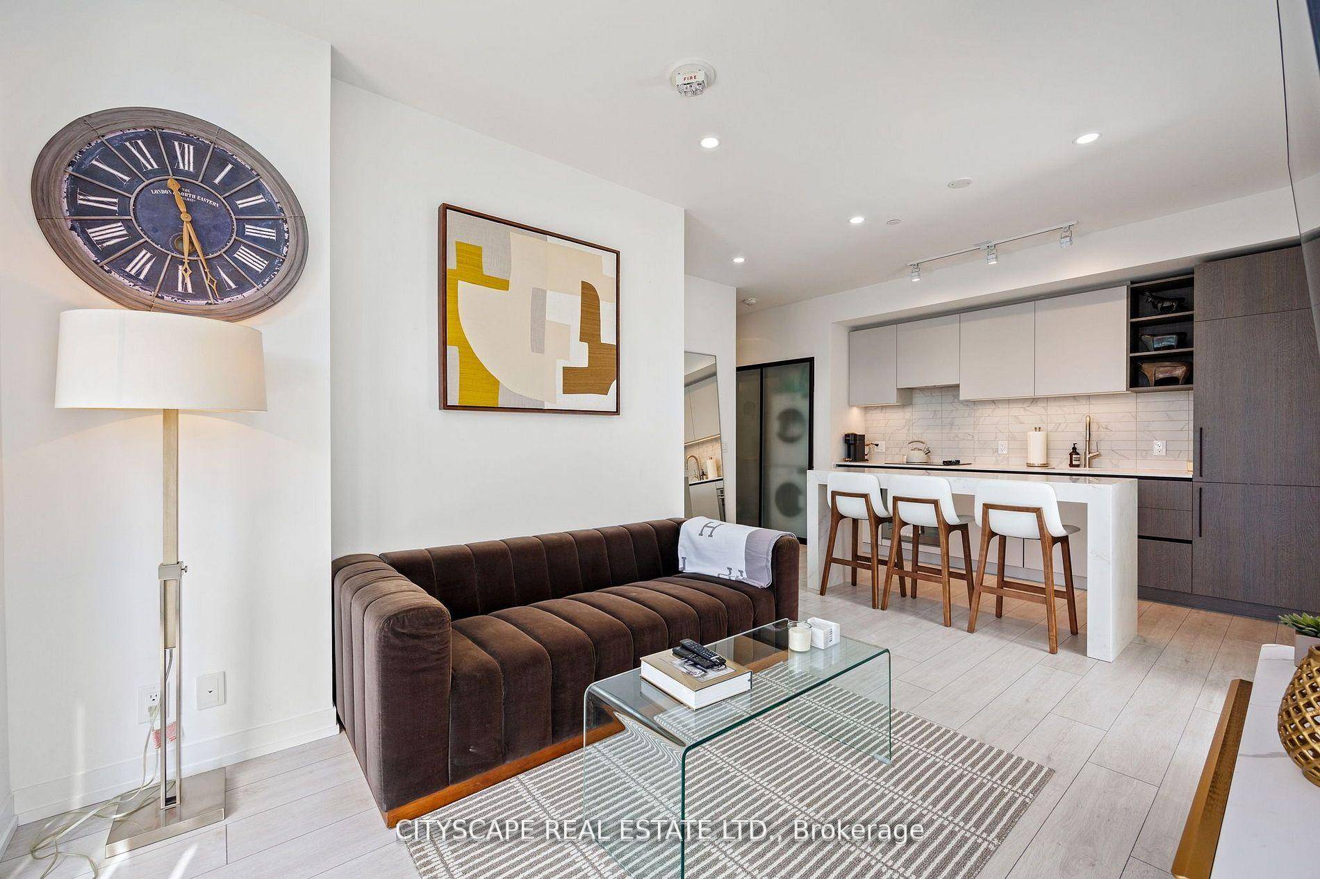 Welcome to 55 Mercer Luxury Residence, this upgraded corner unit is situated in a perfect location.
