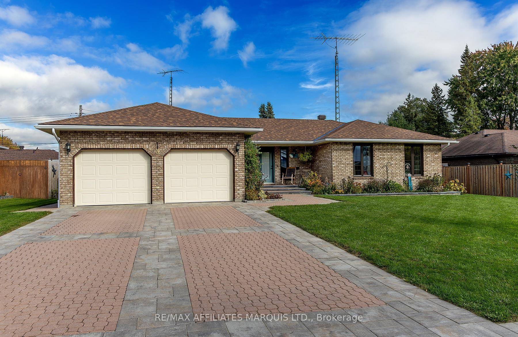 Welcome to this beautifully maintained all brick bungalow featuring three bedrooms and three bathrooms in the desirable West End of Morrisburg.