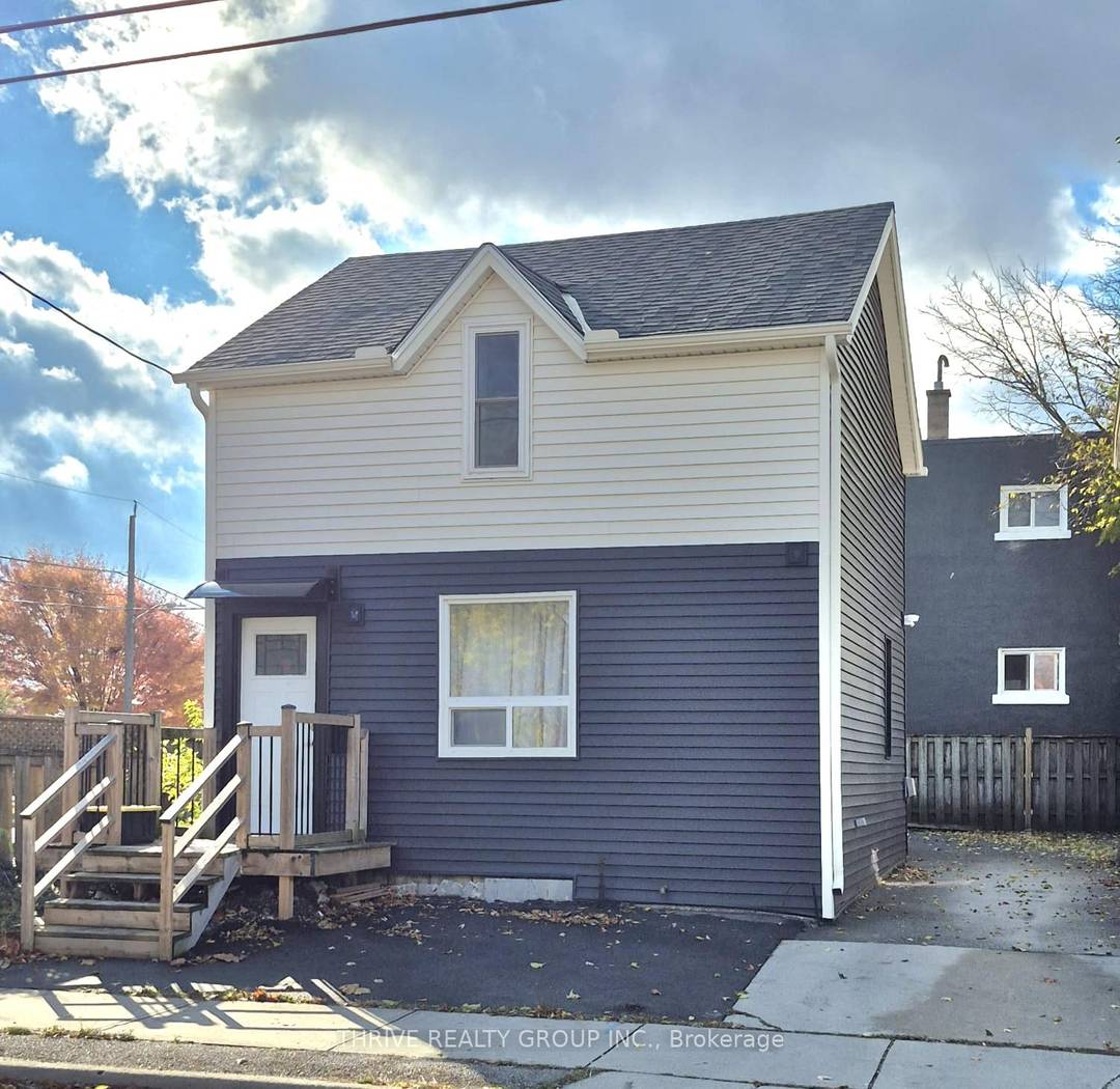 Beautifully updated upper unit in a well maintained duplex in the desirable SoHo neighbourhood.