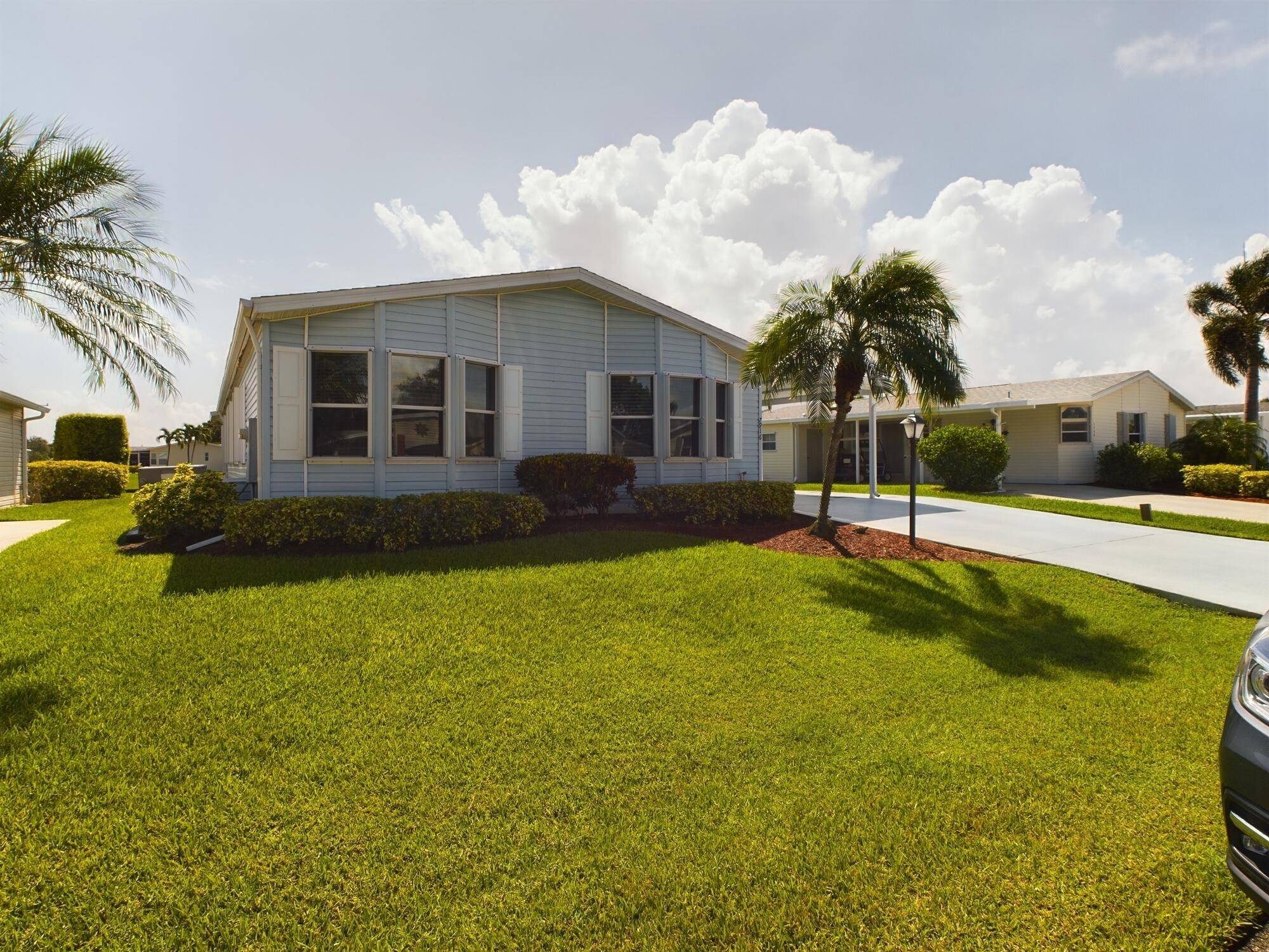 Beautiful 3 Bedroom 2 Bath home right onthe Lake in the active 55 Community ofSavanna Club.