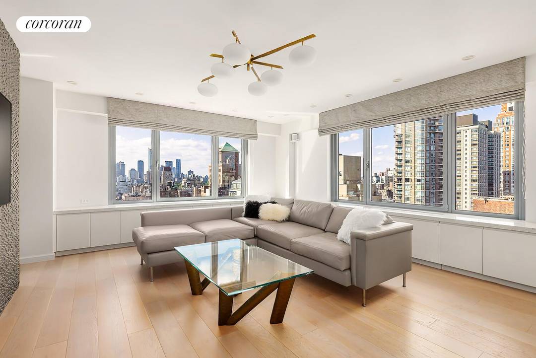 Welcome to Unit 22A at 200 East 62nd Street, an extraordinary condo situated in the heart of the lively Upper East Side.