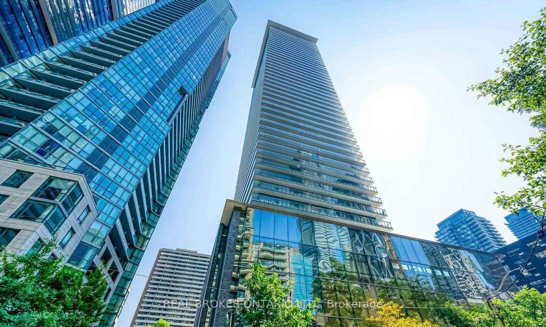 Fully Furnished UPDATED, BRIGHT amp ; VERY SPACIOUS 1 Bed 1 Bath in the Heart of Downtown Toronto by Yonge Bloor.