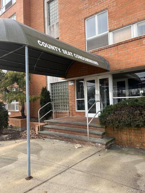 Welcome to County Seat Condominiums Beautiful Top Floor Apartment with Fireplace, Kitchen with Granite Cabinets, Balcony with Western Views, Washer and Dryer in the Unit, Two Indoor Parking Spaces Included, ...