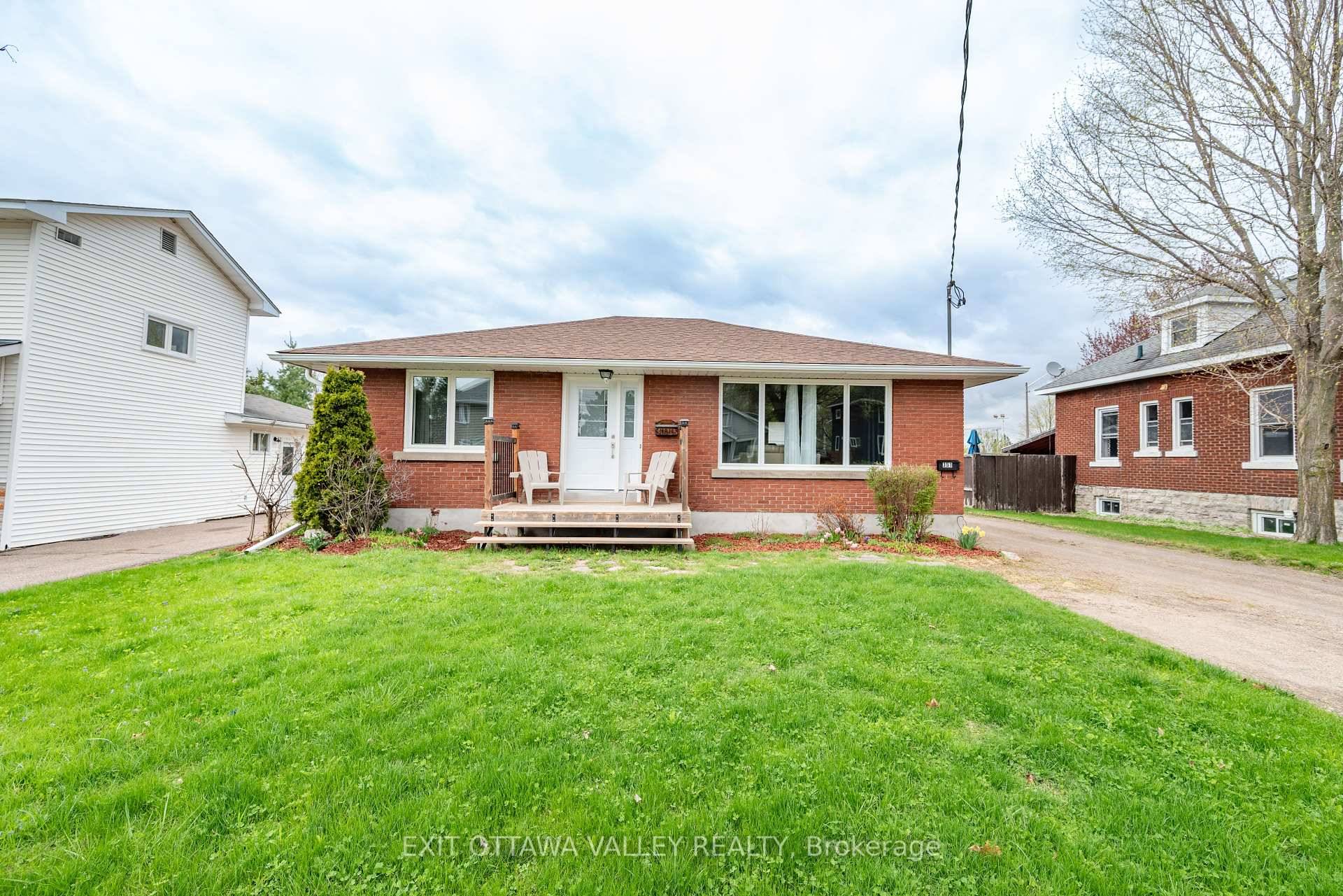 Welcome to this solid brick bungalow featuring a detached garage, ideally located just steps from Highview Public School and the local community pool and park.