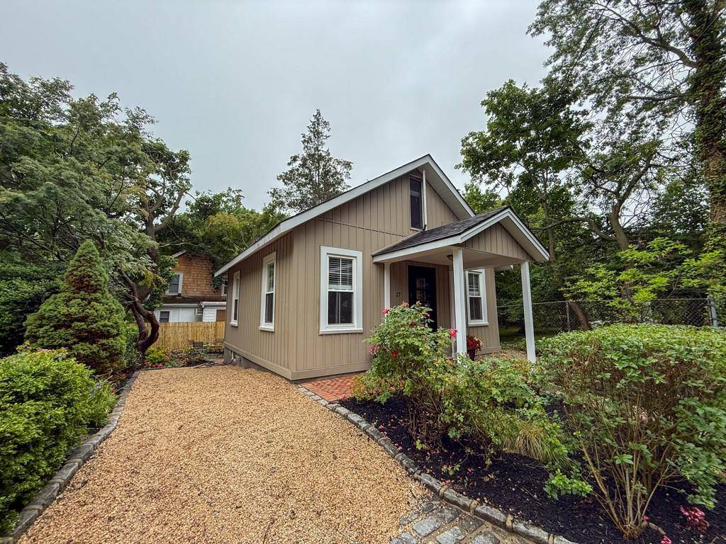 This beautifully appointed Sea Cliff bungalow offers a cozy yet airy retreat, brimming with character and thoughtful updates.