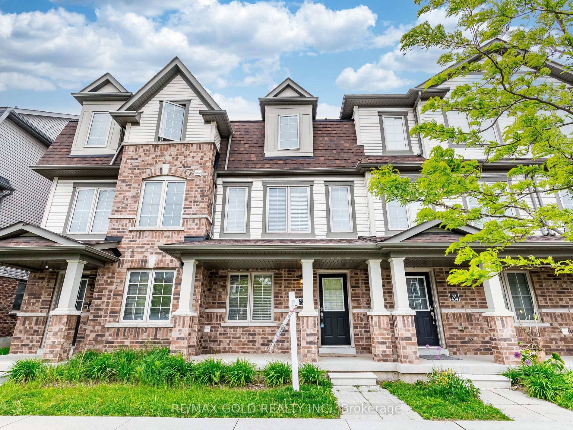 Welcome to this beautifully upgraded 3 story townhouse by Fernbrook Homes !