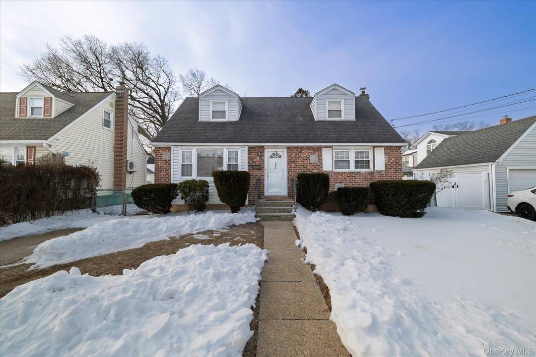 Great 4 bedroom, 1 bath whole house rental in Rockville Centre schools !